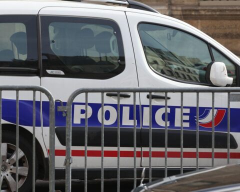 Französisches Polizeiauto vor Absturzort, eingesetzte Kräfte bei Flugzeugunfall mit elf Toten.
