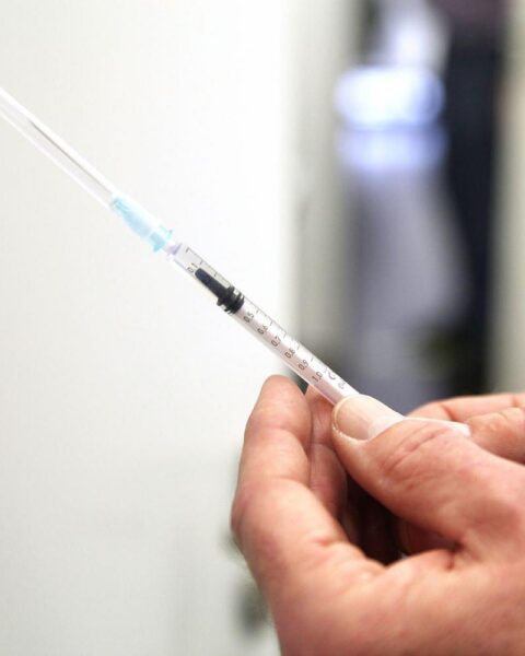 Abnehmspritze auf einem Tisch, symbolisiert Investitionen im Gesundheitssektor und wirtschaftliche Herausforderungen.