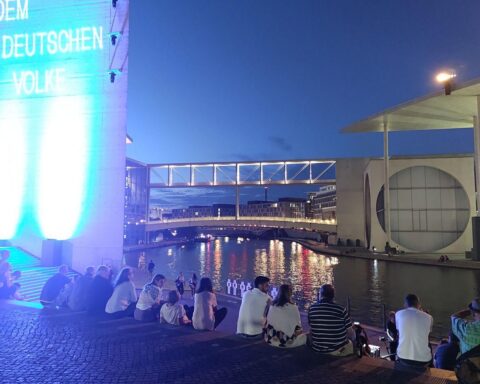 Lichtinstallation am deutschen Bundestag, symbolisiert Verzögerungen und Herausforderungen beim Bauprojekt.