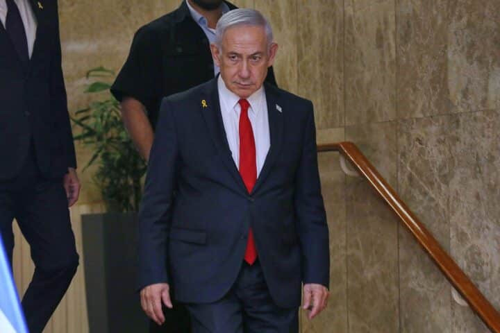 Shimon Stein kritisiert Netanjahu, fordert internationale Maßnahmen und eine Lösung für den Nahostkonflikt.
