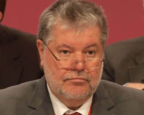 Kurt Beck warnt in Berlin vor Überforderung bei geplanten Regierungsreformen und Druck.