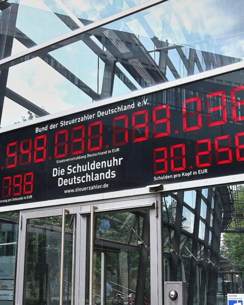 Eine Schuldenuhr, die Staatsverschuldung und Haushaltsdefizit visuell darstellt, für Reform-Debatte.