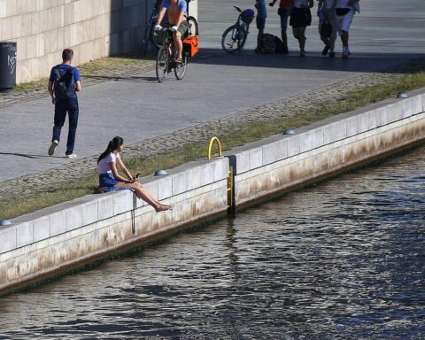 Heißes Sommerwetter, Gewitterwarnung, Temperaturen bis 41 Grad, extreme Wetterbedingungen in Rheinland-Pfalz.