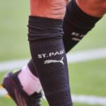 FC St. Pauli verpflichtet Talent Wissou Kaba mit Profivertrag, jubelnde Fans im Hintergrund.