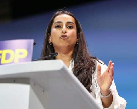 Nadin Zaya im politischen Kontext, deutlich, kritisch, im Gespräch über FDP-Richtungsdiskussionen.