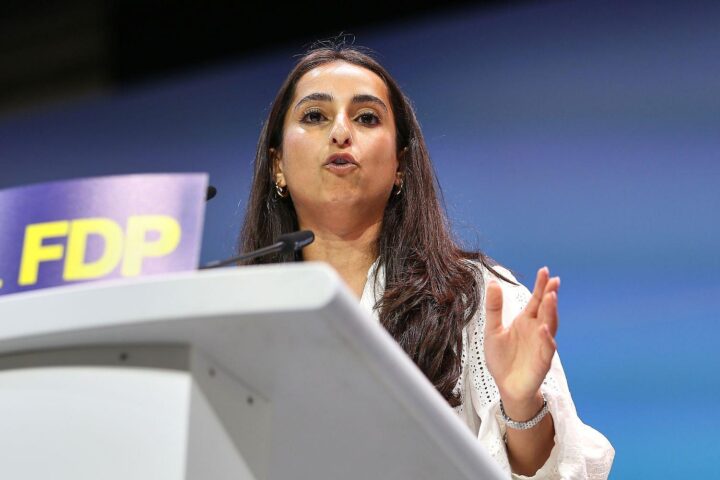 Nadin Zaya im politischen Kontext, deutlich, kritisch, im Gespräch über FDP-Richtungsdiskussionen.