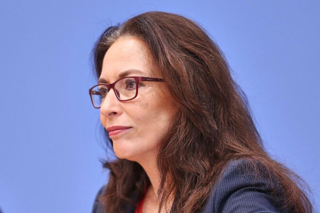 Yasmin Fahimi spricht kritisch über Bafög-Reform und Chancengleichheit fürStudierende aus Nicht-Akademikerhaushalten.