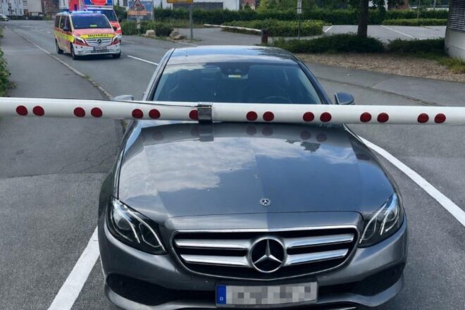 Fahrer verletzt sich bei Unfall am Bahnübergang in Lippstadt