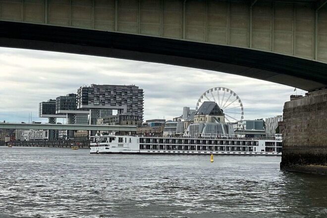 Fahrgastkabinenschiff auf dem Rhein festgefahren