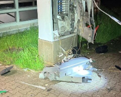 Gesprengter Fahrkartenautomat, Polizei ermittelt, Zeugen gesucht, nächtlicher Vorfall in Eilsleben.