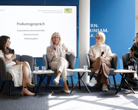 Ulrike Scharf im Austausch mit Praktikerinnen über familienfreundliche Arbeitswelten in Bayern.