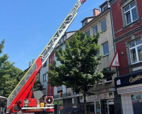 Einsatzkräfte sichern beschädigte Fassade eines Wohnhauses in Witten, keine Verletzten.
