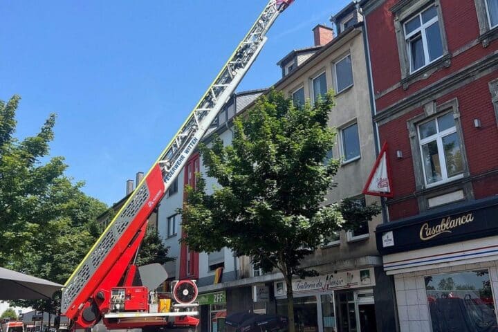 Einsatzkräfte sichern beschädigte Fassade eines Wohnhauses in Witten, keine Verletzten.