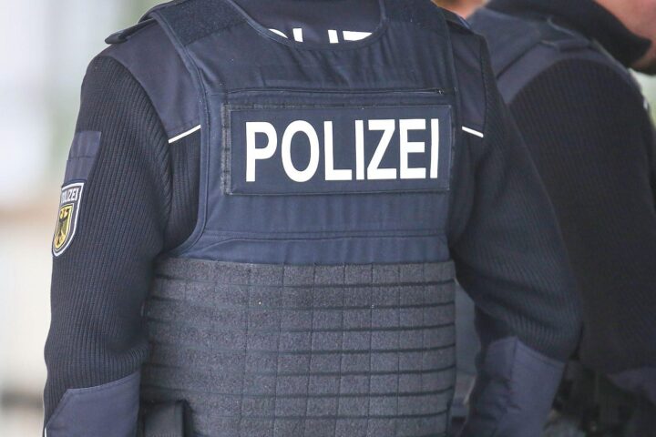 Mann wird von Polizei festgenommen, nachdem er Schmuckhändler in Hamburg überfallen wollte.
