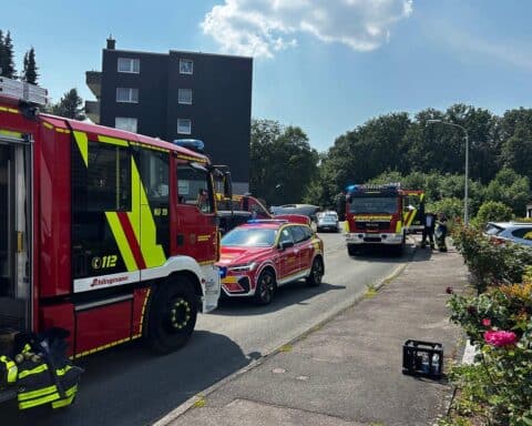 Einsatzkräfte löschen Brand im Keller eines Einfamilienhauses, starke Rauchentwicklung sichtbar.
