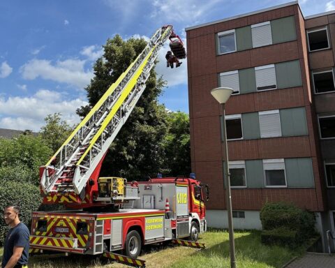 Feuerwehr rettet Person mit Rescue-Loader aus Wohnung; Einsatzkräfte bei dramatischer Rettung in Dortmund.