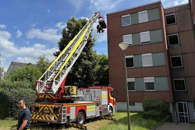 Feuerwehr Dortmund rettet Person mit Spezialgerät aus Wohnung