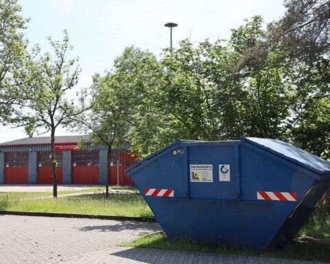 Papiercontainer am Feuerwehrhaus, Montag bis Freitag, klare Hinweise zur richtigen Entsorgung.