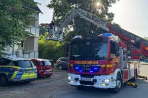Feuerwehr rettet schwerverletzte Person mit Drehleiter aus Wohnung, Notfalleinsatz in Sprockhövel.