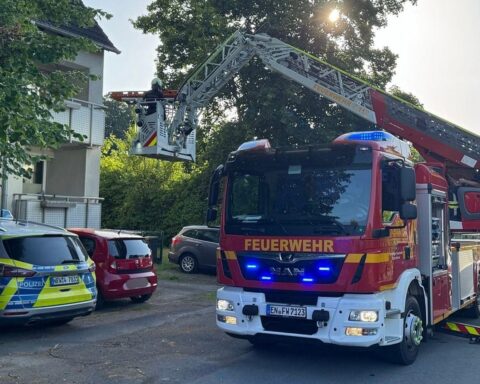 Feuerwehr rettet schwerverletzte Person mit Drehleiter aus Wohnung, Notfalleinsatz in Sprockhövel.