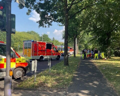 Regionalbahn liegen geblieben, Feuerwehr und Helfer versorgen Fahrgäste, Busse zum Hauptbahnhof.
