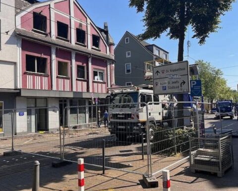 Feuerwehreinsatz an der Hattinger Straße mit Absperrung und Teleskopmast gegen Glutnester.