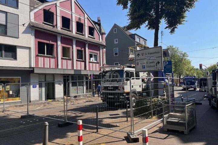 Feuerwehreinsatz an der Hattinger Straße mit Absperrung und Teleskopmast gegen Glutnester.