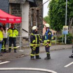 Feuerwehr im Einsatz wegen Gasaustritt: Einsatzkräfte, Absicherung, Evakuierung benachbarter Häuser.