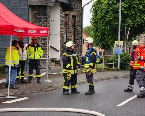Feuerwehr im Einsatz wegen Gasaustritt: Einsatzkräfte, Absicherung, Evakuierung benachbarter Häuser.