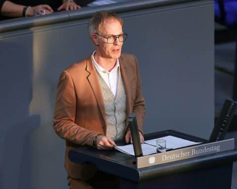 Sebastian Fiedler spricht über Beamte, Rentenversicherung und verfassungsrechtliche Grundlagen in Berlin.