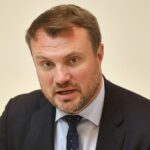 Finanzminister Daniel Keller kündigt Ende der Haushaltsstrukturkommission in Potsdam an.