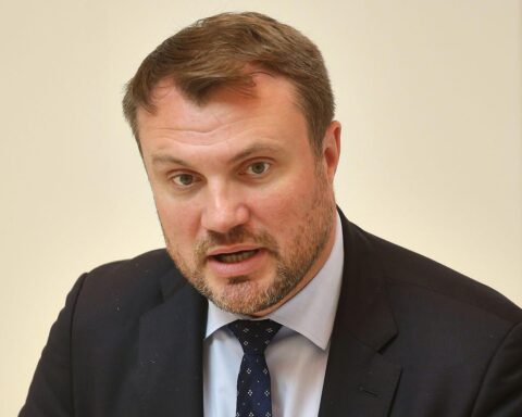 Finanzminister Daniel Keller kündigt Ende der Haushaltsstrukturkommission in Potsdam an.