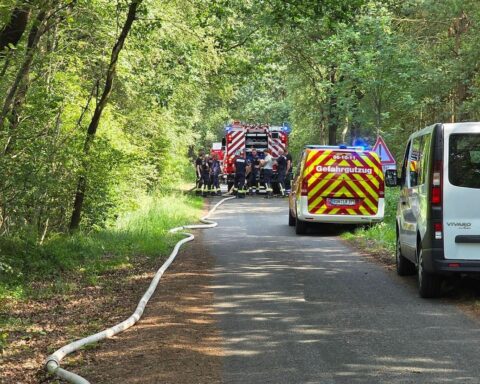 Feuerwehrkräfte bekämpfen Gasaustritt bei extremer Hitze, Sicherheitsmaßnahmen im Vordergrund.
