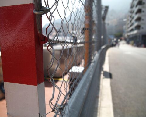 Formel-1-Boliden auf der ikonischen Strecke von Monaco, dramatische Qualifying-Action sichtbar.