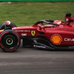 Charles Leclerc jubelt im Ferrari, symbolisiert Teamgeist und Ambitionen in der Formel 1.