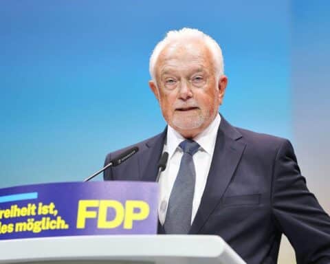 Wolfgang Kubicki auf Parteitag der FDP; Symbol für Wiedererstarken und neue Führung in der Politik.