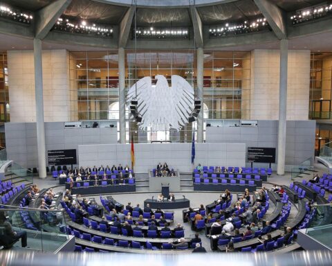 Politikerdebatte zur Beleidigungsgesetzgebung im Bundestag, Umfrageergebnisse und Meinungen der Parteien.