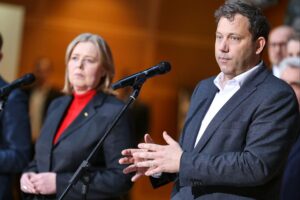 Umfragedaten zur Wählergunst: SPD leicht gestiegen, AfD stärkste Kraft, hohe Anzahl an Unentschlossenen.
