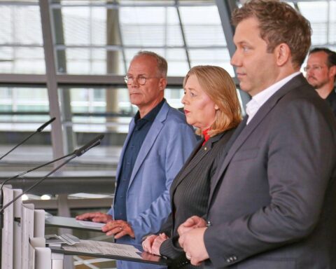 SPD schrumpft auf 11 Prozent, AfD bleibt stärkste Kraft mit 27 Prozent - Umfragewerte.