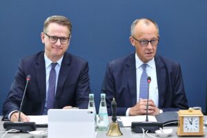 Politiker Carsten Linnemann und Friedrich Merz im Fokus aktueller Umfragen zur Wählergunst.