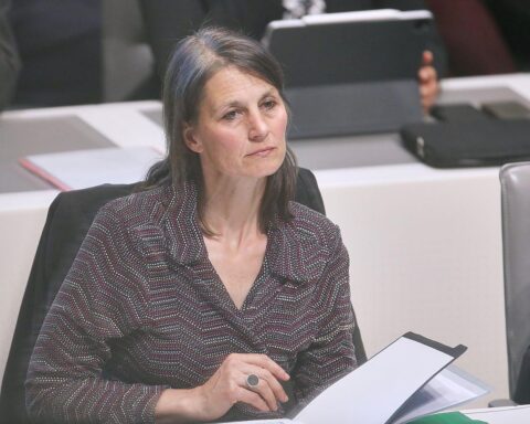 Politikerin bei der Eröffnung des neuen Waldbrandfrüherkennungssystems in Niedersachsen, Wald im Hintergrund.