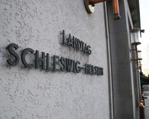 Landtag in Kiel: Politische Vertreter vereinen sich gegen Gewalt und Angriffe auf Demokratie.