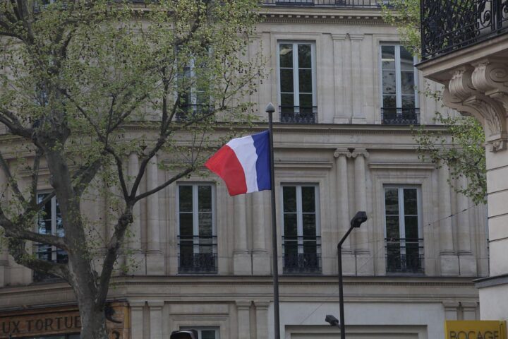 Französische Fahne vor Hintergrund von Gesundheitskrise und Ebola-Ausbruch in Frankreich.
