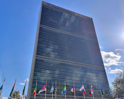 Bild der UN-Flagge vor dem Hauptquartier der Vereinten Nationen in New York.