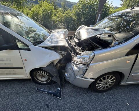 Schwerer Verkehrsunfall: Zerstörte Fahrzeuge, Rettungsdienste im Einsatz, verletzte Personen werden versorgt.