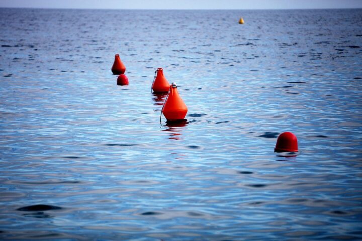 Bojen im Meer symbolisieren Migration und Grenzsicherheit im Mittelmeerraum; drängende Herausforderung für Europa.