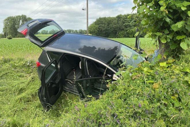 Fünf Insassen bei Unfall in Ahlen – Pkw landet vor Baum