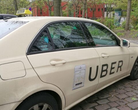 Angriff auf Uber-Fahrer: Fünf Männer verletzen ihn brutal an Tankstelle in Frankfurt.