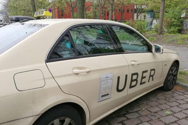Fünf Männer attackieren Uber-Fahrer an Tankstelle