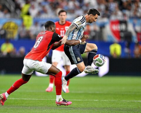 Lionel Messi trifft zum 17. WM-Tor, Argentinien besiegt Österreich 2:0 in Dallas.